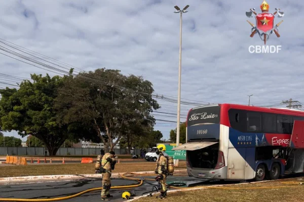 Foto colorida de ônibus queimado