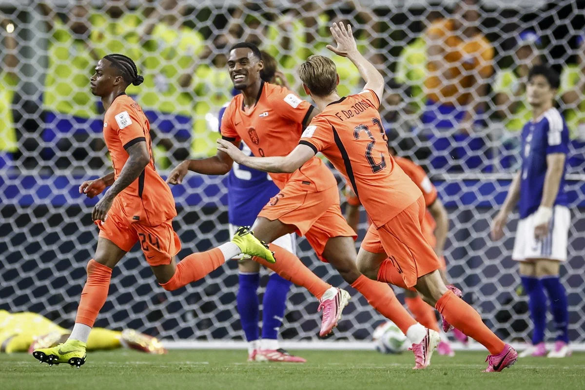 A Holanda voltou à frente do placar com um golaço do atacante Summerville, com um chute colocado no canto do gol A Holanda voltou à frente do placar com um golaço do atacante Summerville, com um chute colocado no canto do gol
