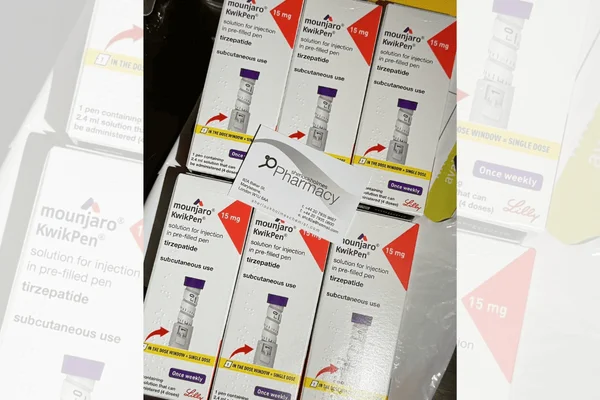 print de uma conversa em grupo do Senado em que o medicamento Mounjaro , conhecido como "Ozempic dos ricos", é comercializado