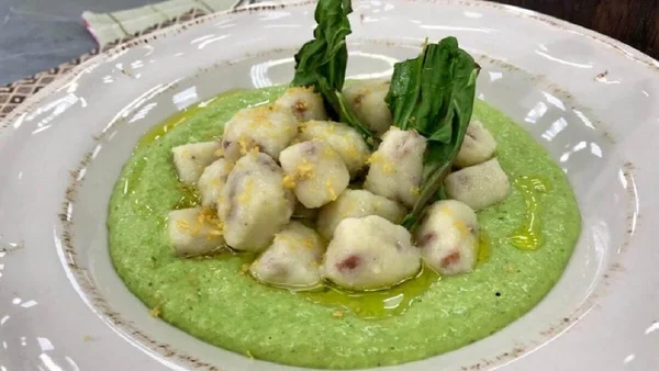 Nhoque de paio com molho de caldo verde