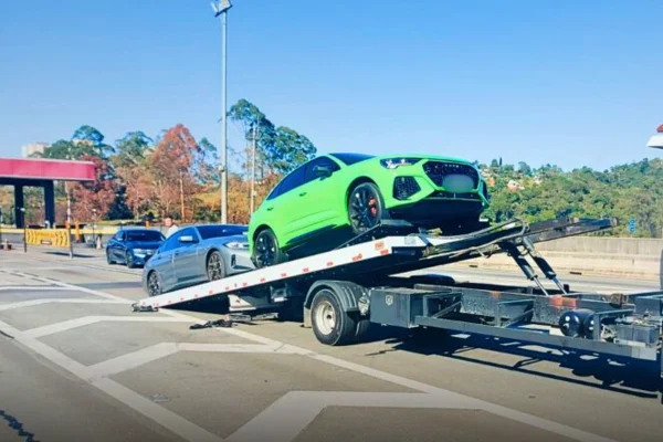 Imagem colorida de carros de luxo apreendidos em racha em São Paulo. - Metrópoles
