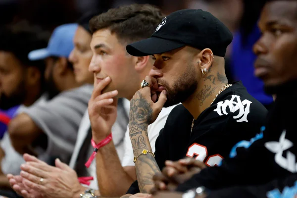 Neymar toma “bundada” durante o jogo 3 das Finais da NBA; assista