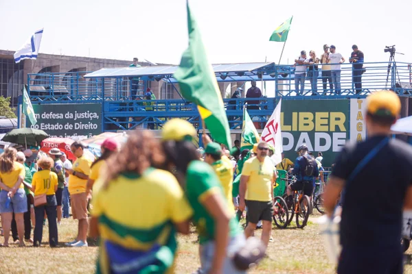 Bolsonaristas se concentram no gramado central da Esplanada dos Ministérios, em frente ao Congresso Nacional