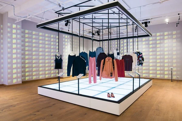 Peças expostas no Good Shop do museu Fashion for Good