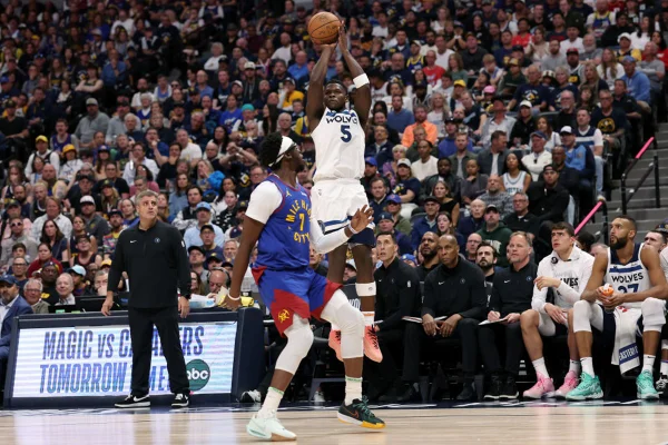 Imagem colorida da partida entre Timberwolves e Nuggets - Metrópoles