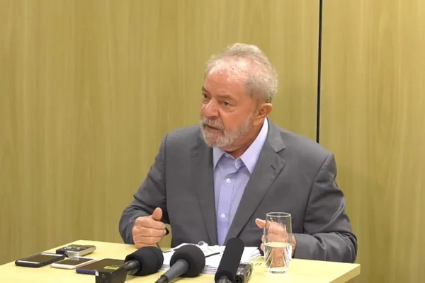 “Cadê Queiroz?”, questiona Lula em entrevista a jornais