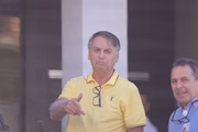 Jair Bolsonaro deixa Solar de Brasília rumo a hospital para exames
