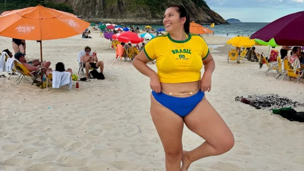 mulher na praia coma camisa do brasil