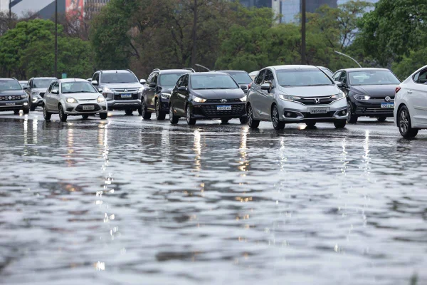 As fortes chuvas que atingem o Distrito Federal nesta quarta-feira (16/10) já causaram alagamentos na Asa Norte e queda de uma árvore na região do Incra 08. De acordo com o Instituto Nacional de Meteorologia (Inmet), a capital está sob alerta amarelo, com previsão de chuvas intensas e ventos de até 60 km/h, válido até às 10h desta quinta-feira (17/10).
