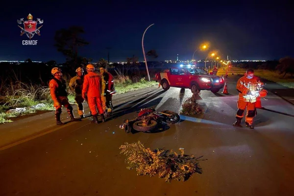 Motociclista de 45 anos morre ao bater em poste na DF-001
