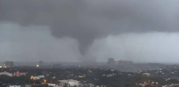 Imagens de tornado que atingiu a Flórida