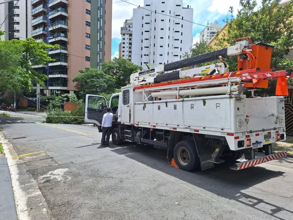 Imagem mostra caminhão usado por empresa de energia elétrica - Metrópoles