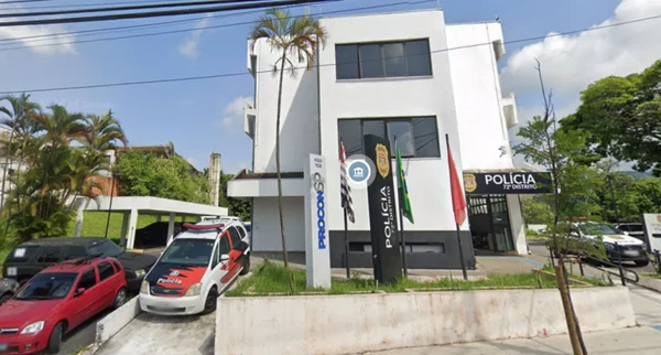 Imagem colorida de fachada de delegacia