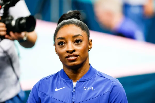 Imagem colorida de Simone Biles - Metrópoles