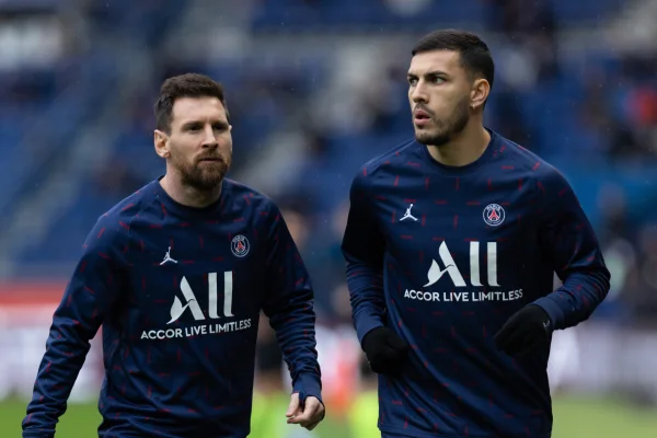 Foto colorida de Messi e Paredes durante treino do PSG - Metrópoles