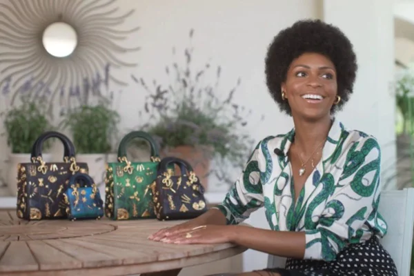 Artista com bolsa Dior