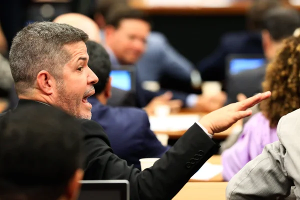 Moro fala e deputados brigam: “Parece Escolinha do Professor Raimundo”