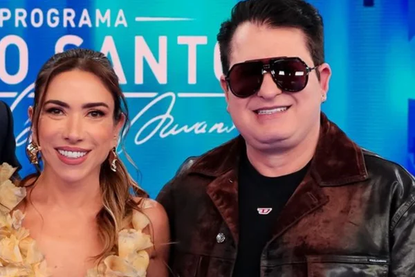 Marrone e Patricia Baravanel posam no palco do Programa Silvio Santos - Metrópoles
