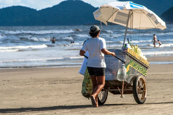No litoral paulista, banhistas e ambulantes precisam se adaptar: cadeiras e guarda-sóis têm limites e equipamentos devem estar identificados- Metrópoles