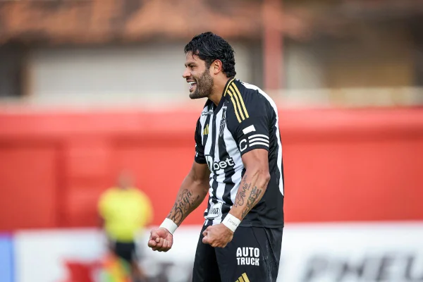Imagem colorida de Hulk do Atlético-mg contra o Villa Nova - Metrópoles