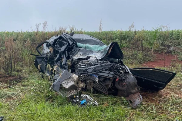 Imagem colorida, carro deteriorado após o acidente- Metrópoles