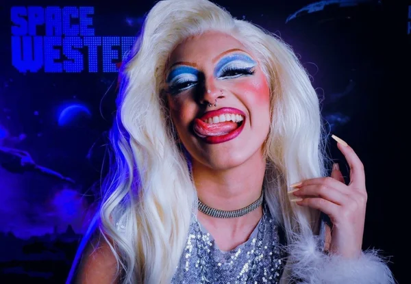Imagem colorida de uma mulher Drag olhando para a câmera Gabrielle Britt | Metrópoles