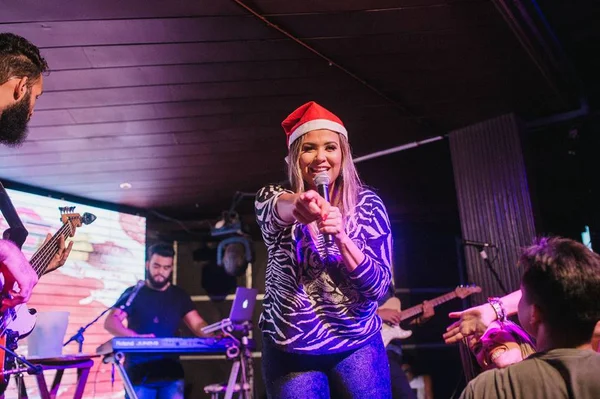 Adriana Samartini vai agitar a noite de Natal no Brazolia Bar