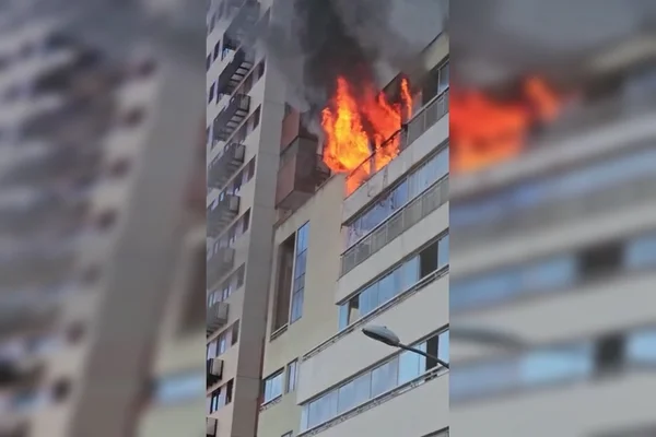 Bombeiros fazem vistoria em apartamento destruído por fogo no DF