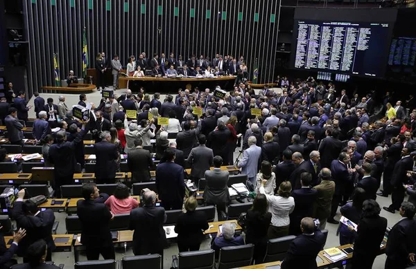 PSDB encaminha voto contra do parecer da CCJ sobre Temer