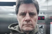 Renato Scarpin faz selfie no elevador Renato Scarpin faz selfie no elevador