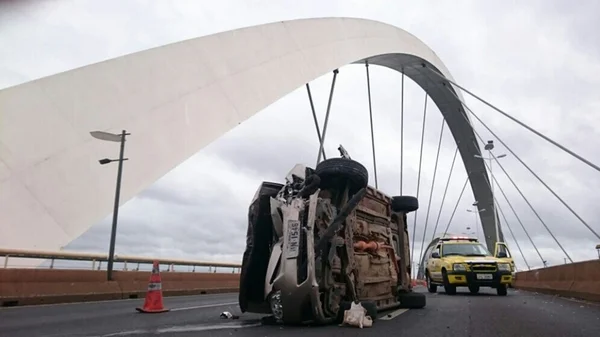 Após colisão, carro capota na Ponte JK. Veja vídeo