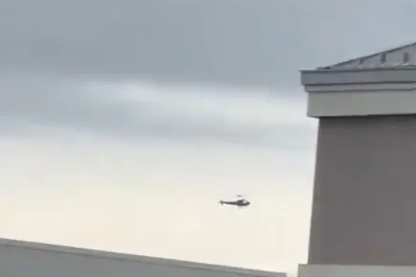 Imagem colorida de avião em queda após colisão com outro helicóptero nos Estados Unidos