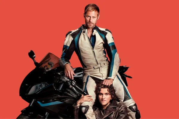 Atores Harry Melling, Alexander Skarsgård caracterizados dos seus personagens pro filme Pillion