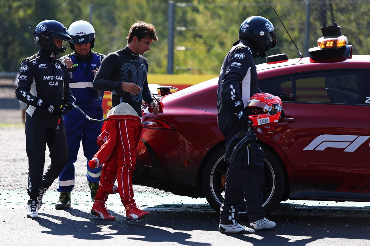 Piloto da Ferrari deixou o carro sem ajuda da equipe de segurança. Piloto da Ferrari deixou o carro sem ajuda da equipe de segurança.