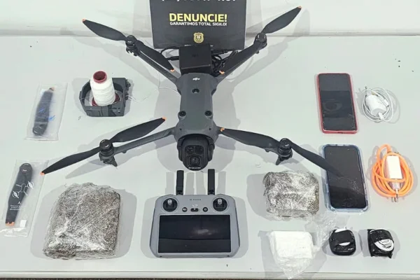 Imagem colorida, Mulher usava drone de R$39 mil para enviar drogas e celulares à prisão- Metrópoles