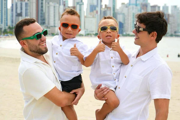 foto colorida de Lucas Rangel e Lucas Bley com os gêmeos Thiago e Leo - metrópoles