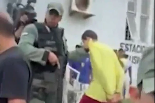 Vídeo: suspeito de matar mulher, homem apanha na frente da delegacia