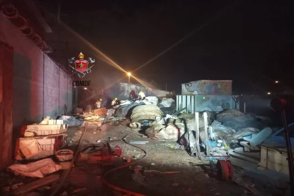 Incêndio destrói galpão de materiais recicláveis em Ceilândia