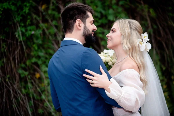 Isabela Carneiro e João Gabriel de Mendonça celebram o amor em casamento