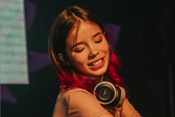 DJ Rivka chama atenção de celebridades em Fernando de Noronha
