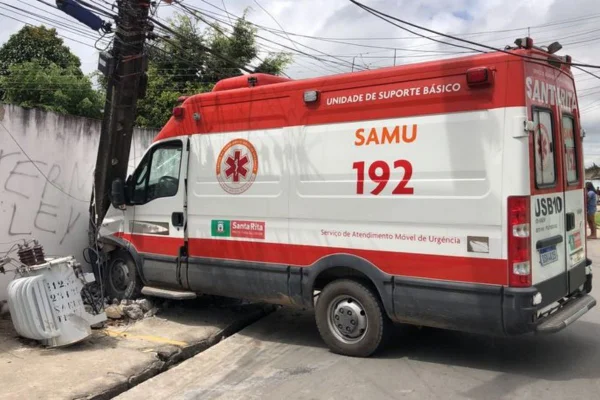 Paciente dá soco em enfermeira, toma direção de ambulância e colide com poste