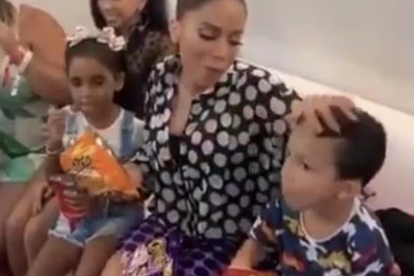 Vídeo. Anitta come salgadinho e limpa mão em cabeça de menino