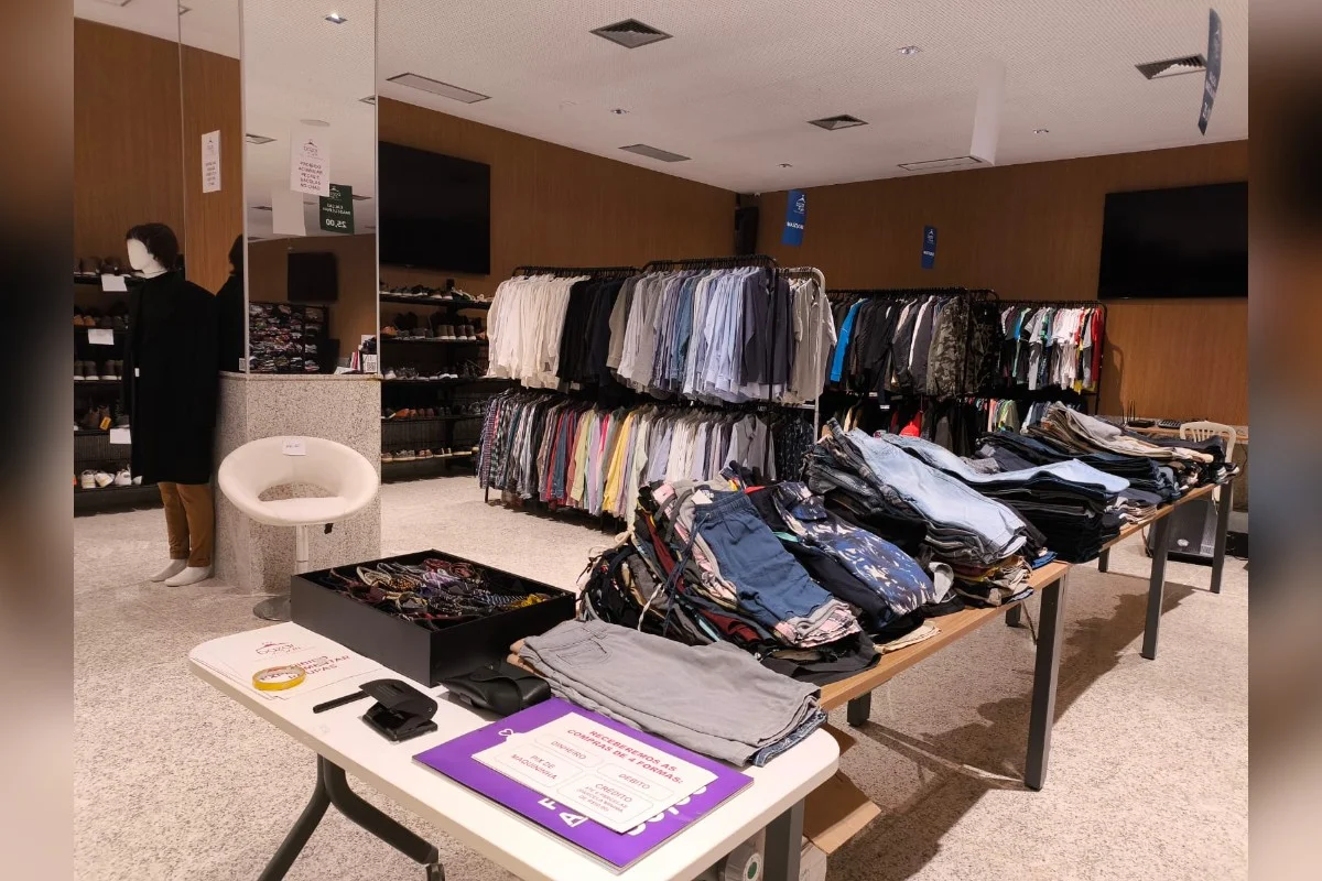 O bazar oferece roupas e calçados femininos, masculinos, adultos e infantis, além de bolsas e acessórios, novos e seminovos de marcas renomadas O bazar oferece roupas e calçados femininos, masculinos, adultos e infantis, além de bolsas e acessórios, novos e seminovos de marcas renomadas