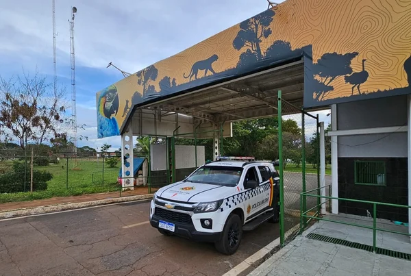 Imagem colorida da fachada da Fundação Jardim Zoológico de Brasília