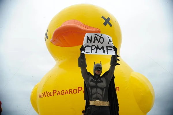 Campanha da Fiesp contra criação de impostos chega à praia de Copacabana