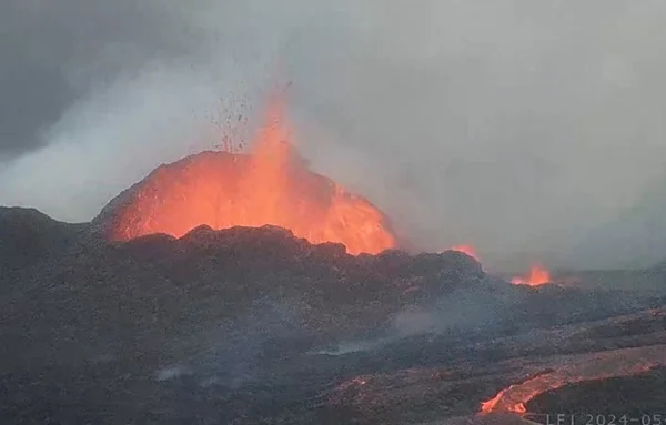 Imagem colorida de erupção de vulcão na Islândia - Metrópoles