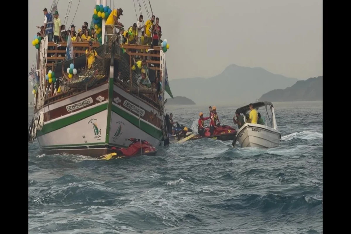 Jet sky é atingido por embarcação durante "barqueada" de Flávio Bolsonaro Jet sky é atingido por embarcação durante "barqueada" de Flávio Bolsonaro
