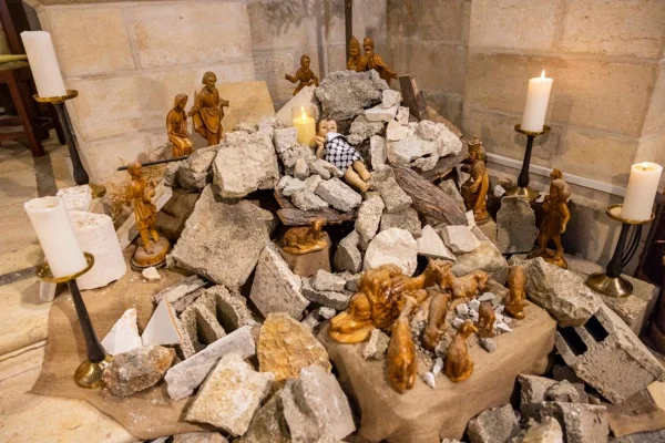 Imagem colorida mostra Presépio mostra o Menino Jesus envolto em um keffiyeh (espécie de echarpe) e colocado em uma pilha de escombros para mostrar solidariedade ao povo de Gaza
