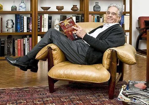 FHC em poltrona lendo livro