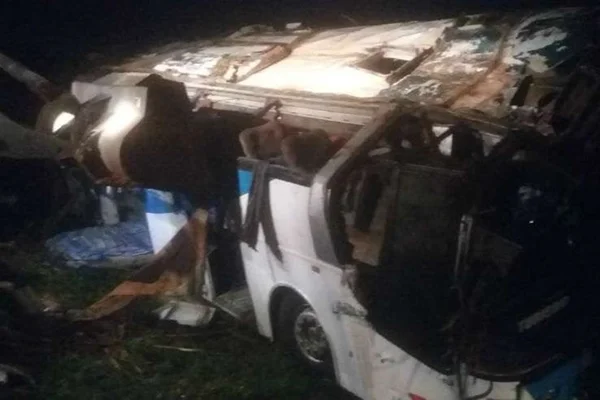 Ônibus que levava 44 pessoas para festa rave cai em ribanceira em SP